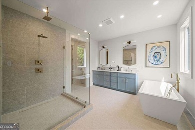 Modern architecture, designer finishes, and light-filled living - photo 38