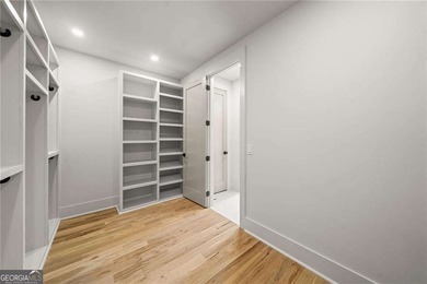 Modern architecture, designer finishes, and light-filled living - photo 42