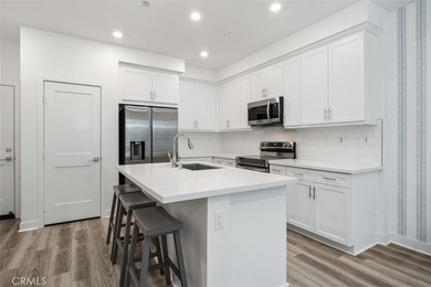 Welcome to 725 Hazel Dr. where modern design, thoughtful - photo 9