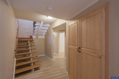 Room to Breathe Minutes from Downtown AlbanyOn a private