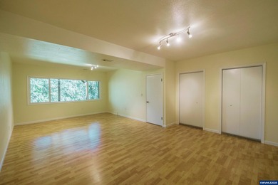 Room to Breathe Minutes from Downtown AlbanyOn a private