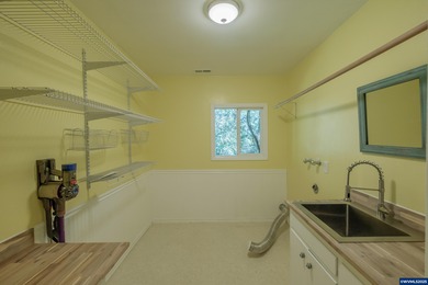 Room to Breathe Minutes from Downtown AlbanyOn a private