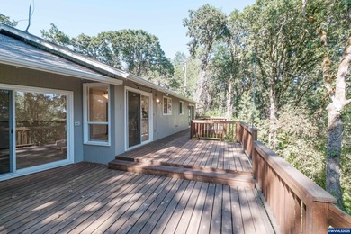 Room to Breathe Minutes from Downtown AlbanyOn a private