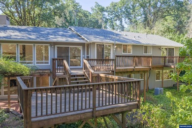 Room to Breathe Minutes from Downtown AlbanyOn a private