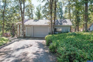 Room to Breathe Minutes from Downtown AlbanyOn a private