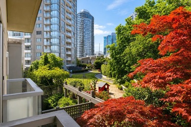 Bright & beautifully updated 3-bedroom townhome with a private - photo 14