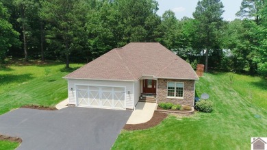 Enjoy Lake Living in this wonderful waterfront community! This - Lake Home For Sale in Benton, Kentucky