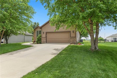 Rockwood Subdivision Reverse 1.5 Story w/Open Floor Plan, Large - photo 3