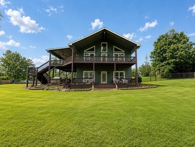 Come relax & take in the views at this custom-built 3-bedroom - photo 1