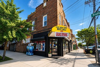 Exceptional mixed-use investment opportunity situated on a prime - photo 1