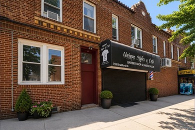 Exceptional mixed-use investment opportunity situated on a prime - photo 3