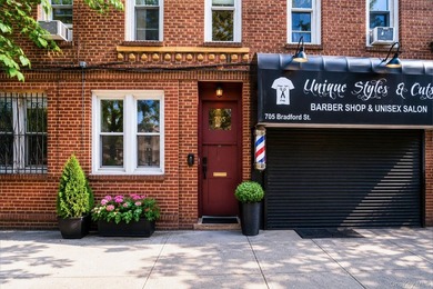 Exceptional mixed-use investment opportunity situated on a prime - photo 5