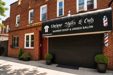Exceptional mixed-use investment opportunity situated on a prime - photo 7