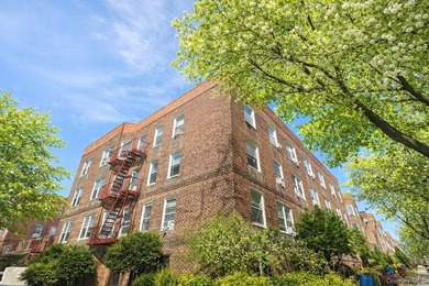 Regency Gardens- Move right into this beautifully renovated - photo 2