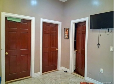 Beautiful Multi Dwelling Excellent Location, Public - photo 4