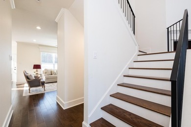Beautiful like new construction custom built home in Waterview - photo 9