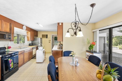 Spacious, Kamaaina-style 2-bedroom, 3-bathroom home located just - photo 4