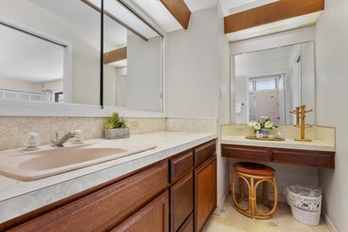 Spacious, Kamaaina-style 2-bedroom, 3-bathroom home located just - photo 8