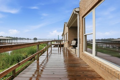Need space? This spacious 4-bedroom, 2-bath condo on Lake - photo 3