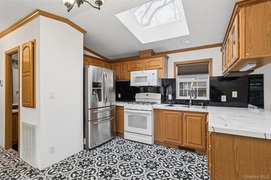 Recently renovated 2004 manufactured home located in a desirable - photo 14