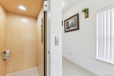 Welcome to 33 Greentree Court, a beautifully appointed - photo 9