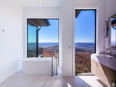 Discover unbeatable panoramic views of Deer Valley, the - photo 18