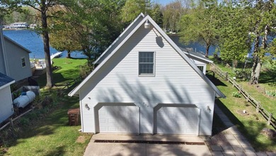 Escape to your own lakeside retreat with this beautifully - photo 4