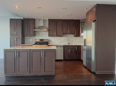Beautifully renovated 2-bedroom / 2-bathroom apartment with - photo 3