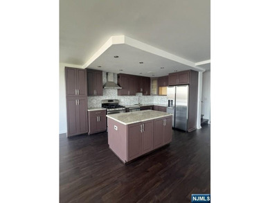 Beautifully renovated 2-bedroom / 2-bathroom apartment with - photo 4