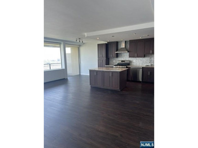 Beautifully renovated 2-bedroom / 2-bathroom apartment with - photo 5