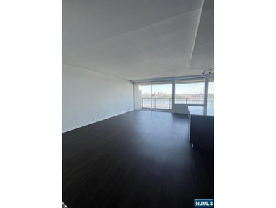 Beautifully renovated 2-bedroom / 2-bathroom apartment with - photo 7