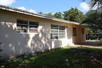 Cute, bright 3-bedroom, 2-bath single family home conveniently - photo 2
