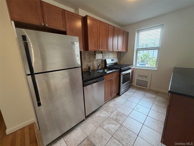 ** CASH OFFERS ONLY ** This SPACIOUS 1 bedroom unit has an - photo 4