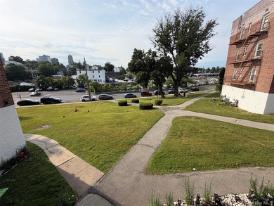 ** CASH OFFERS ONLY ** This SPACIOUS 1 bedroom unit has an - photo 8