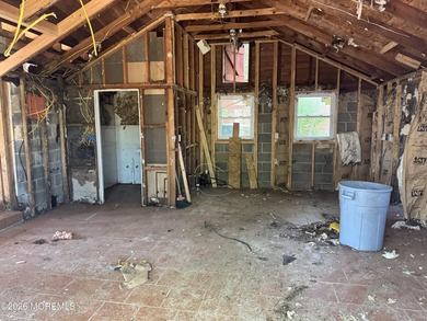 Attention investors and renovation enthusiasts! This property - photo 8
