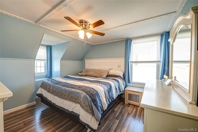 Best kept secret in West Islip! Goldilocks would call this house - photo 13