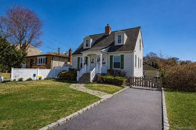 Best kept secret in West Islip! Goldilocks would call this house - photo 18
