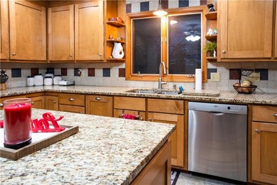 This lakefront property on Lake Hartwell truly embodies the - photo 32