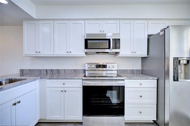 Beautiful, spacious, and cozy fully remodeled townhouse in a - photo 7