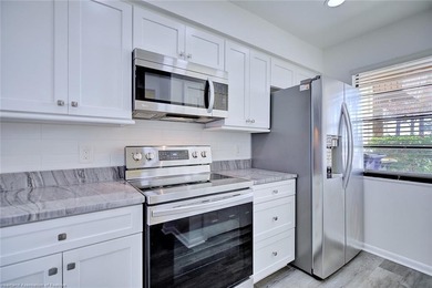Beautiful, spacious, and cozy fully remodeled townhouse in a - photo 8