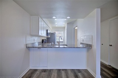 Beautiful, spacious, and cozy fully remodeled townhouse in a - photo 9