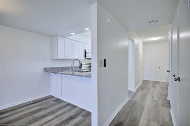 Beautiful, spacious, and cozy fully remodeled townhouse in a - photo 10