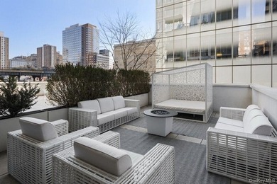 Designed by Pritzker Prize-winning architect Shigeru Ban, Metal - photo 2
