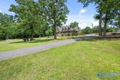 Welcome to this spacious 3-bedroom, 3-bath home situated on 3.67 - photo 5
