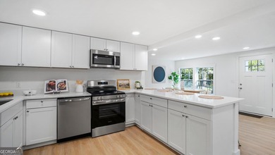 Fully Renovated 4BR/2BA Mobile Home - Move-In Ready with - photo 8