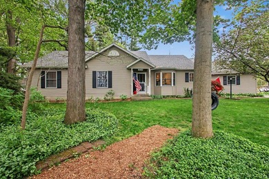 Welcome to this 3 bedroom, 2.5 bath home in Holland's desirable S - photo 1