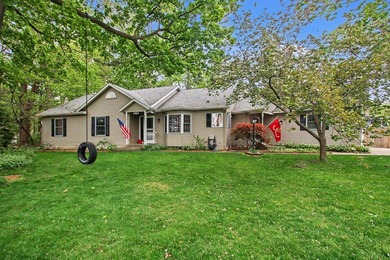 Welcome to this 3 bedroom, 2.5 bath home in Holland's desirable S - photo 2