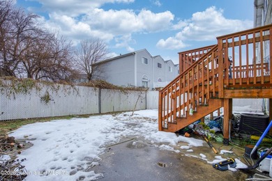 One family end unit townhouse consisting of three bedrooms - photo 23