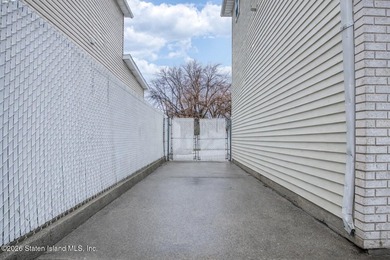 One family end unit townhouse consisting of three bedrooms - photo 26