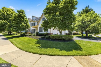 Welcome to this WONDERFUL Home in the PRESTIGIOUS Gated Golf - photo 2